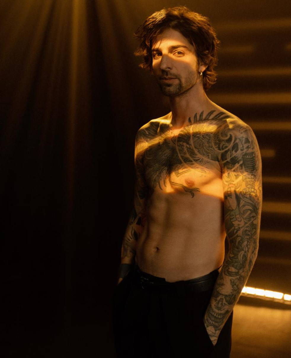 Володимир Дантес оголився для зйомок в ефектному кліпі