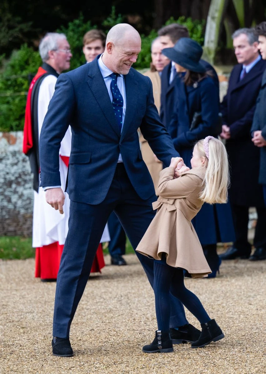 Майк розважав малу як міг