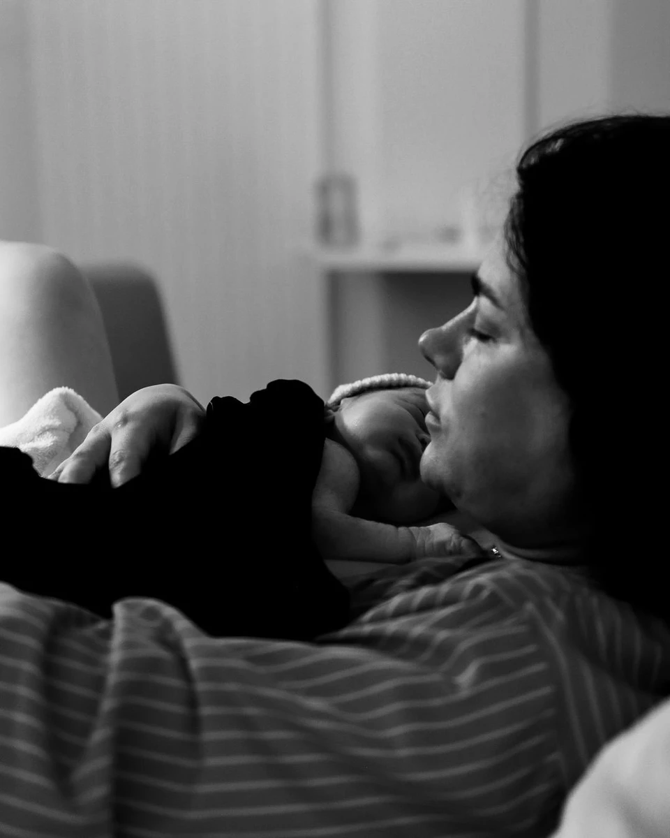 Іванна Онуфрійчук з сином на руках одразу після пологів