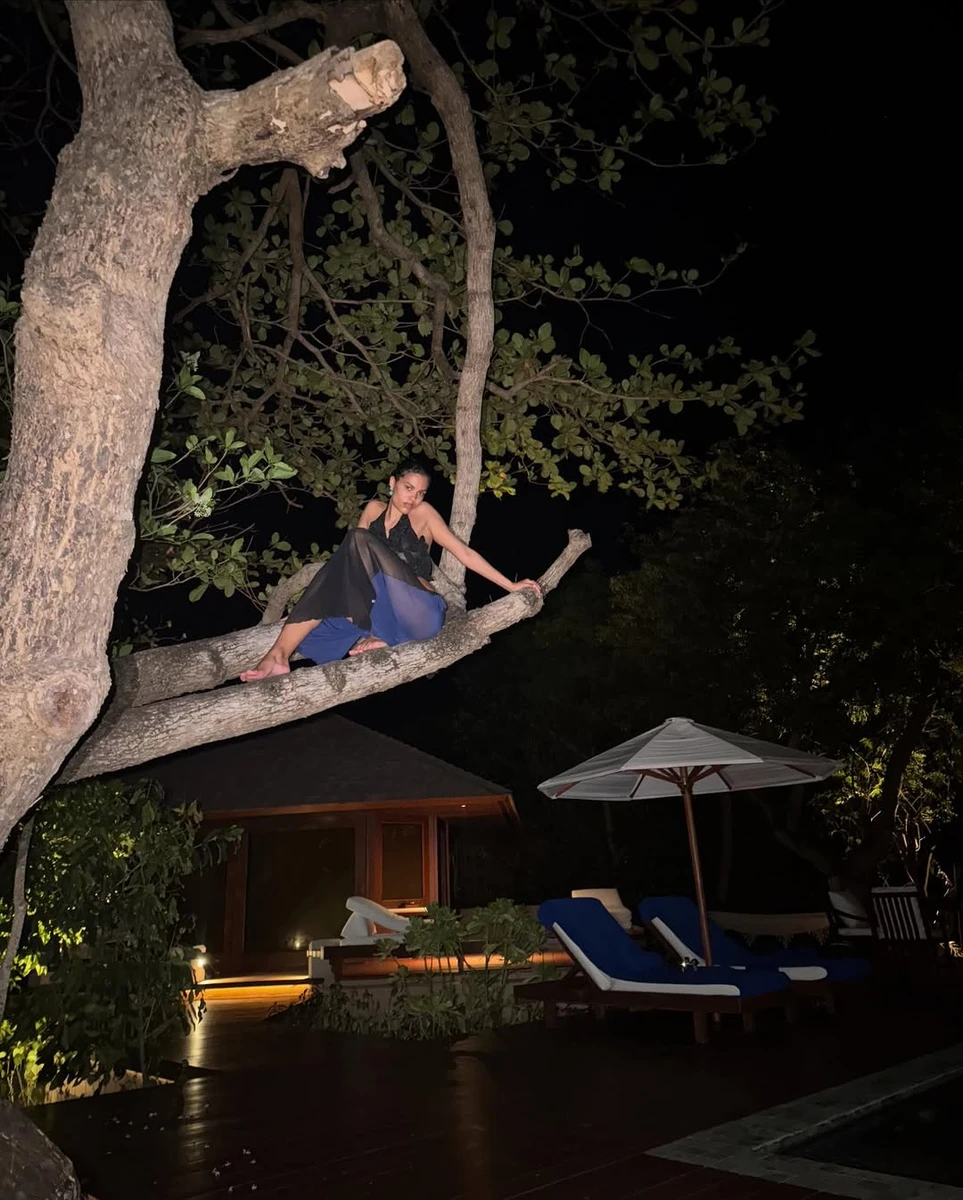 Тіна Кунакі у прозорій сукні посиділа на дереві