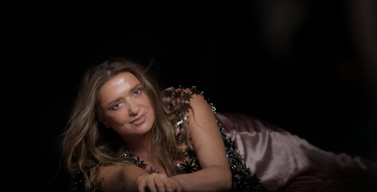 Наталія Могилевська у стильній сукні полежала на підлозі у кліпі