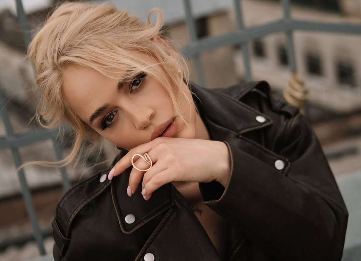 Інна Бєлєнь позує для фото