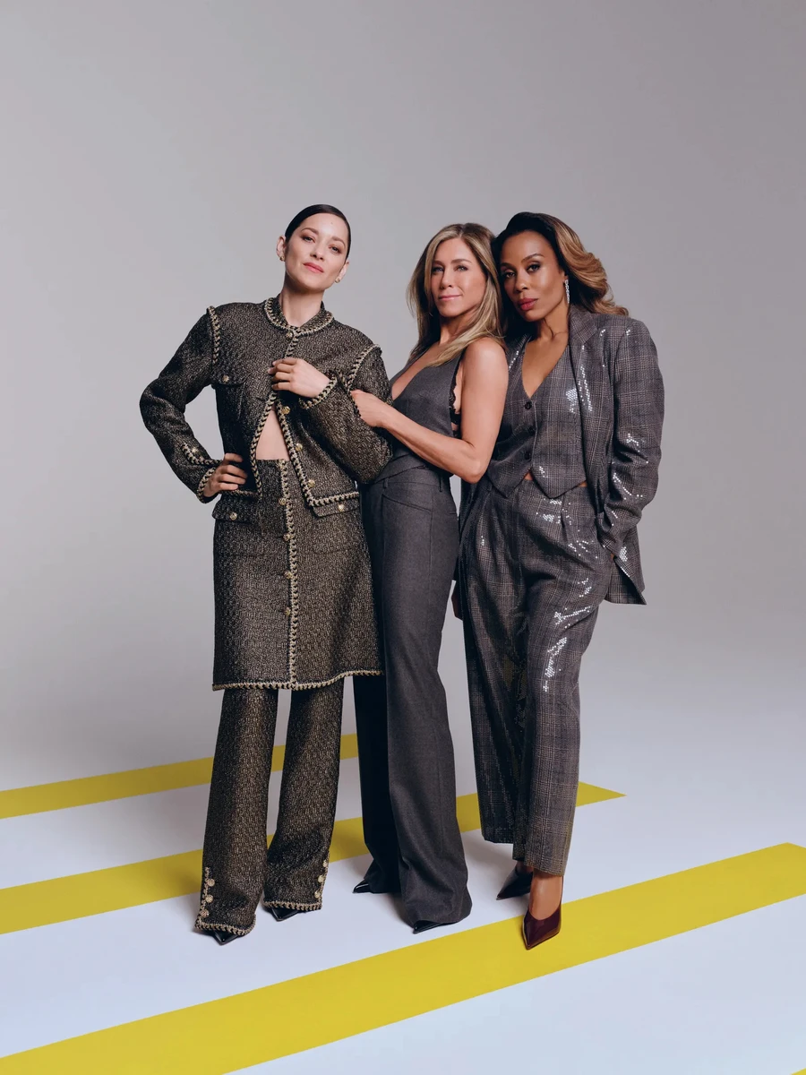 Дженніфер Еністон у декольтованій жилетці попозувала з іншими акторками