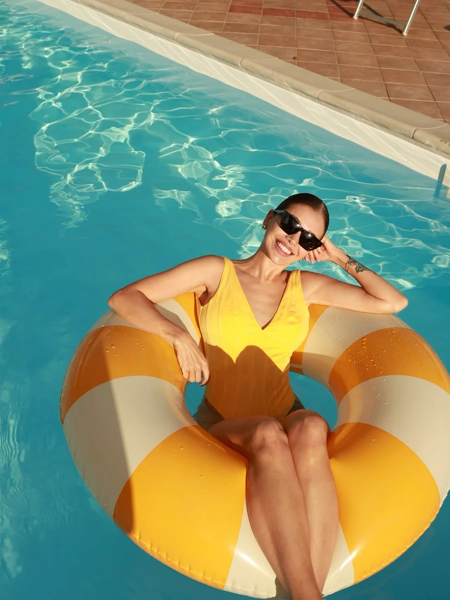Саша Бо в купальнику позує в басейні