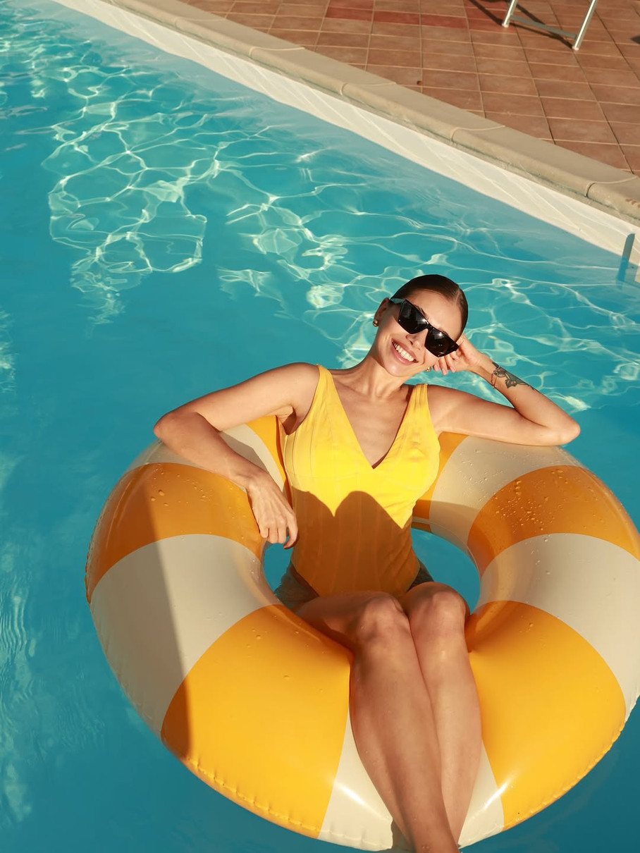 Саша Бо в купальнику позує в басейні