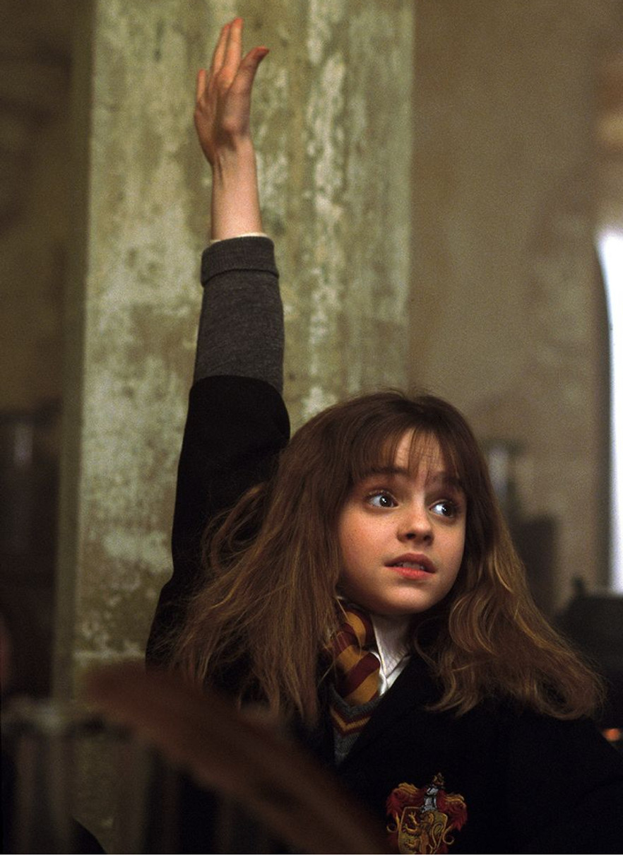 Герміона Грейнджер тягне руку на уроці