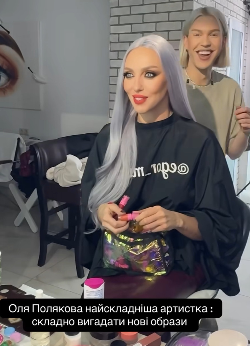 Оля Полякова попозувала з блакитним очима та фіолетовим волоссям