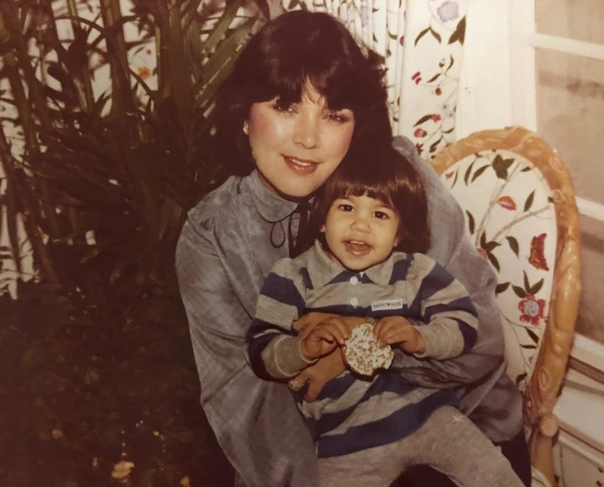 Кортні Кардашян тепло привітала маму з 70-річчям