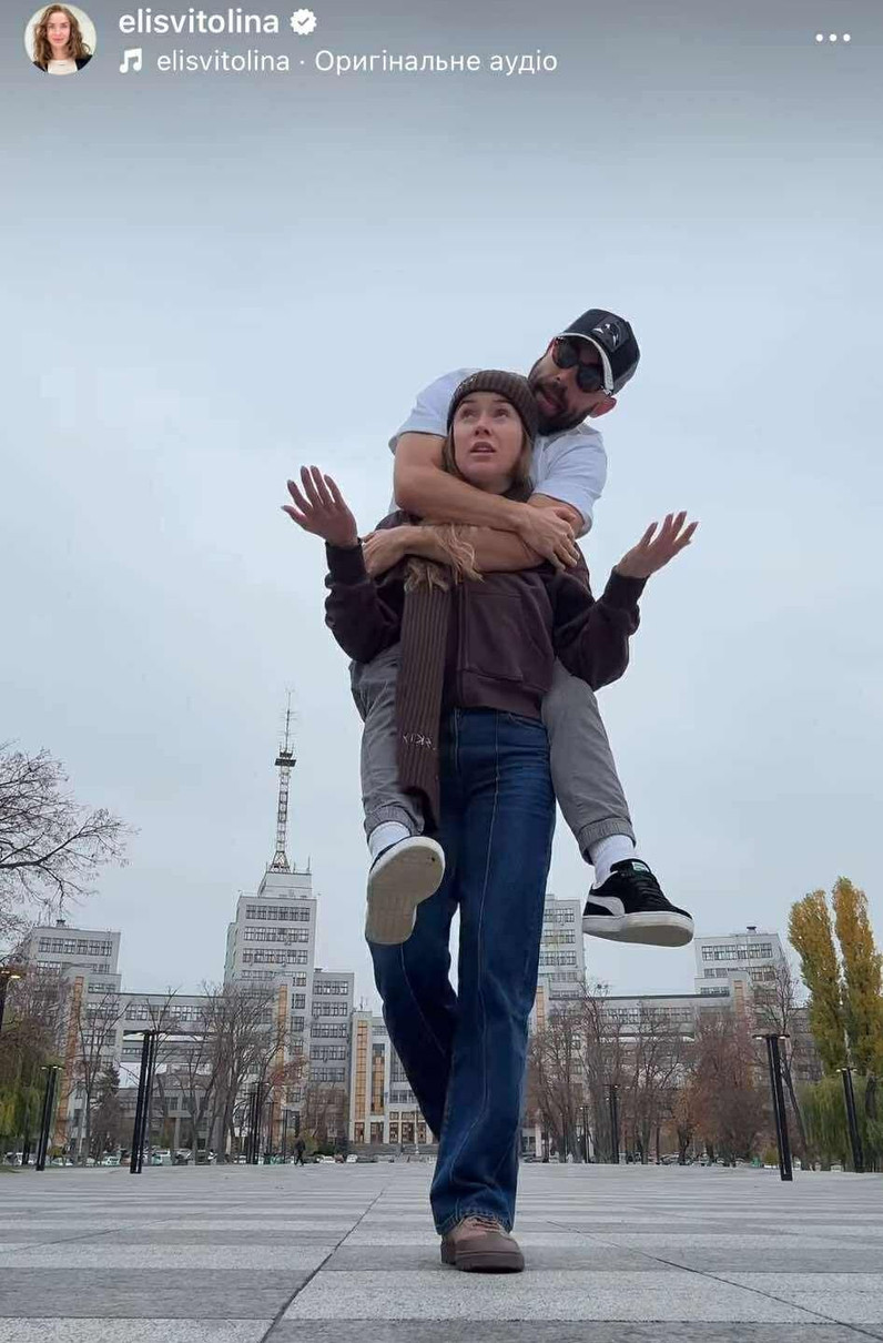 Світоліній довелося витримати міцні обійми і вагу Бєднякова 