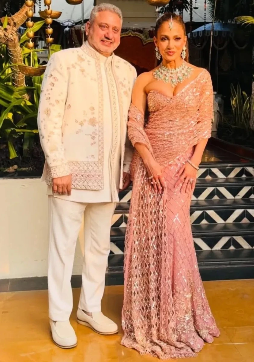 Дженніфер Лопес у рожевій сукні з кристалами попозувала на весіллі дочки мільйонера