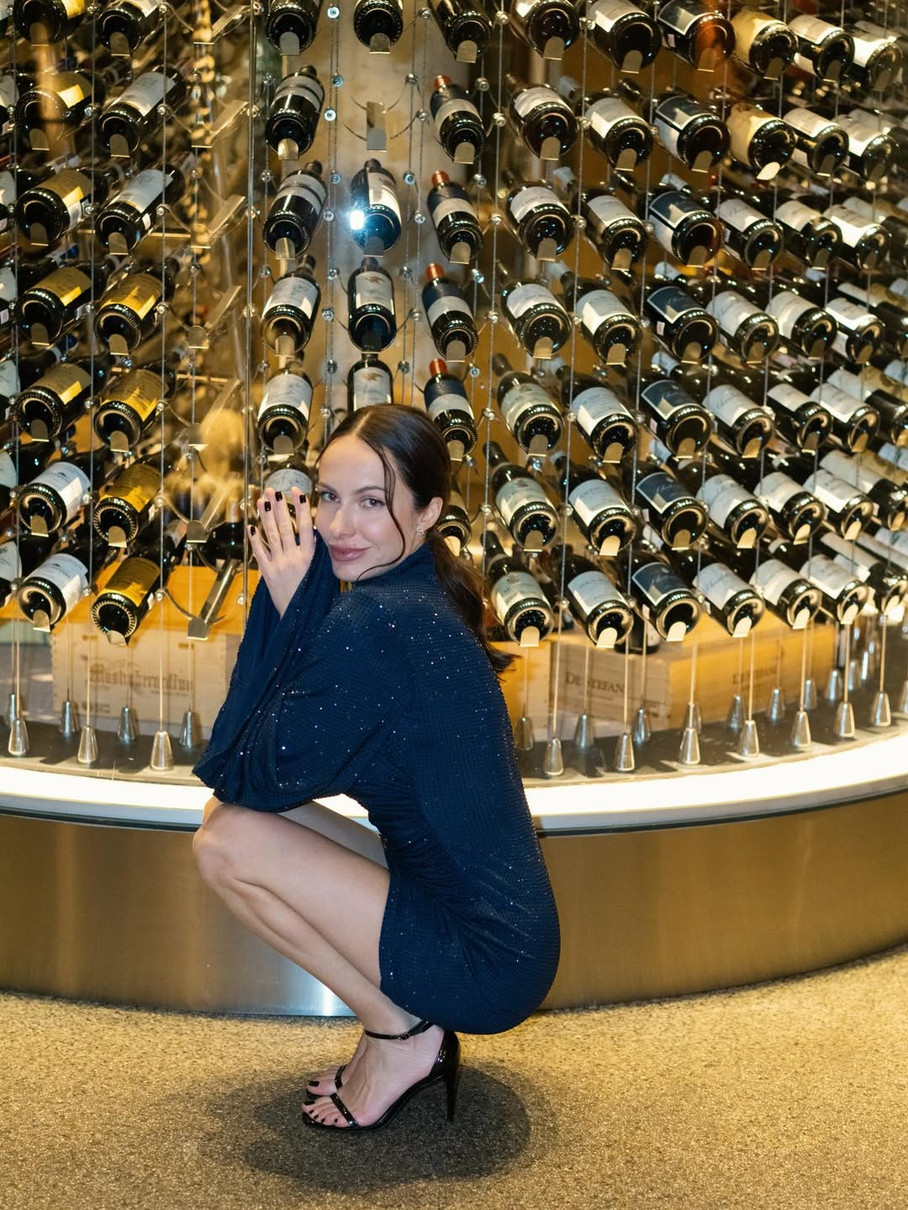 Мабуть, цим фото Кріс хотіла показати свою любов до вина 