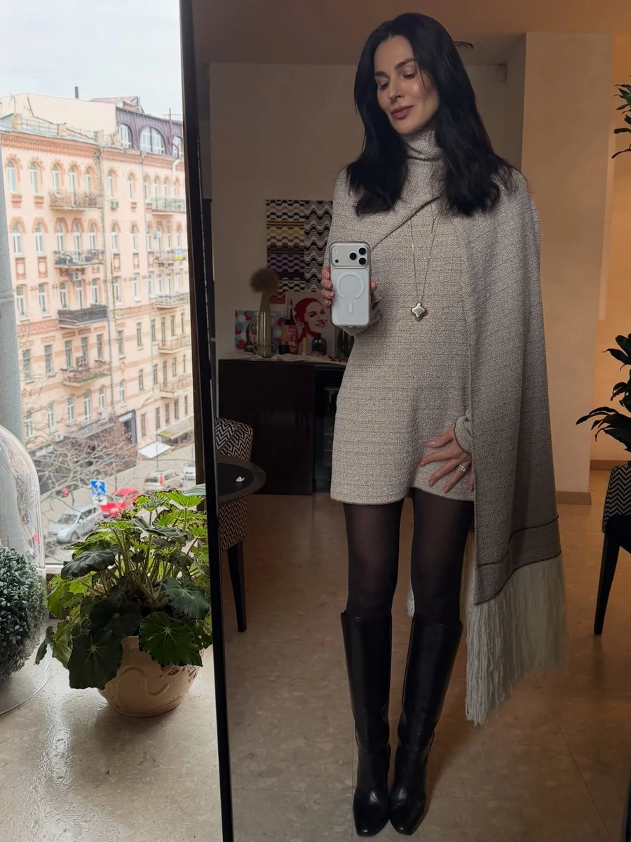 Маша Єфросиніна покрасувалася в міні коло дзеркала