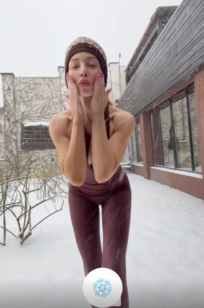 Тіна Кароль оберталася снігом на дворі