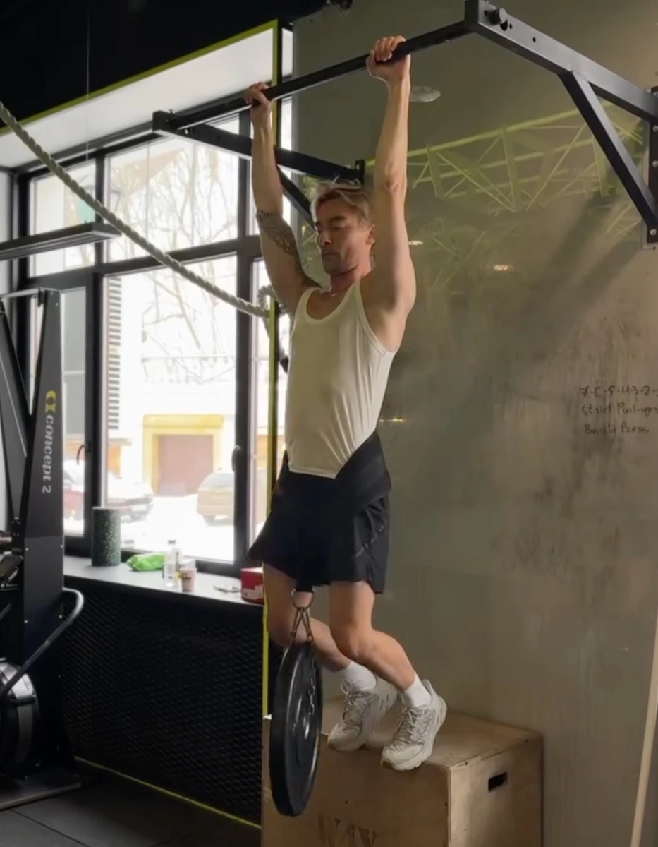 Алан Бадоєв показав підтягування у залі