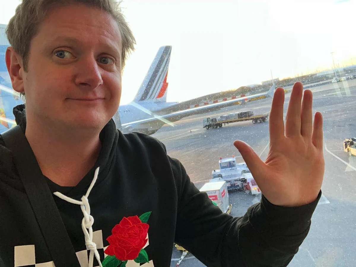 Євген Сморигін позує в аеропорті