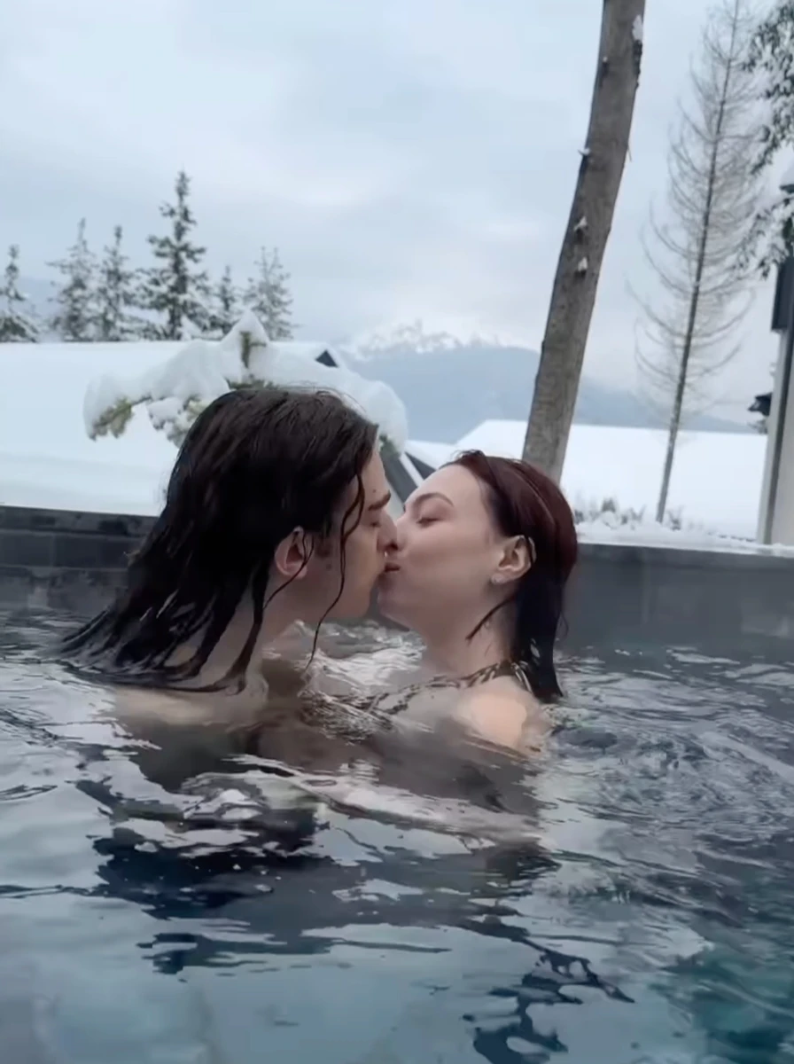 Маша Полякова показала цілунки з коханим у басейні