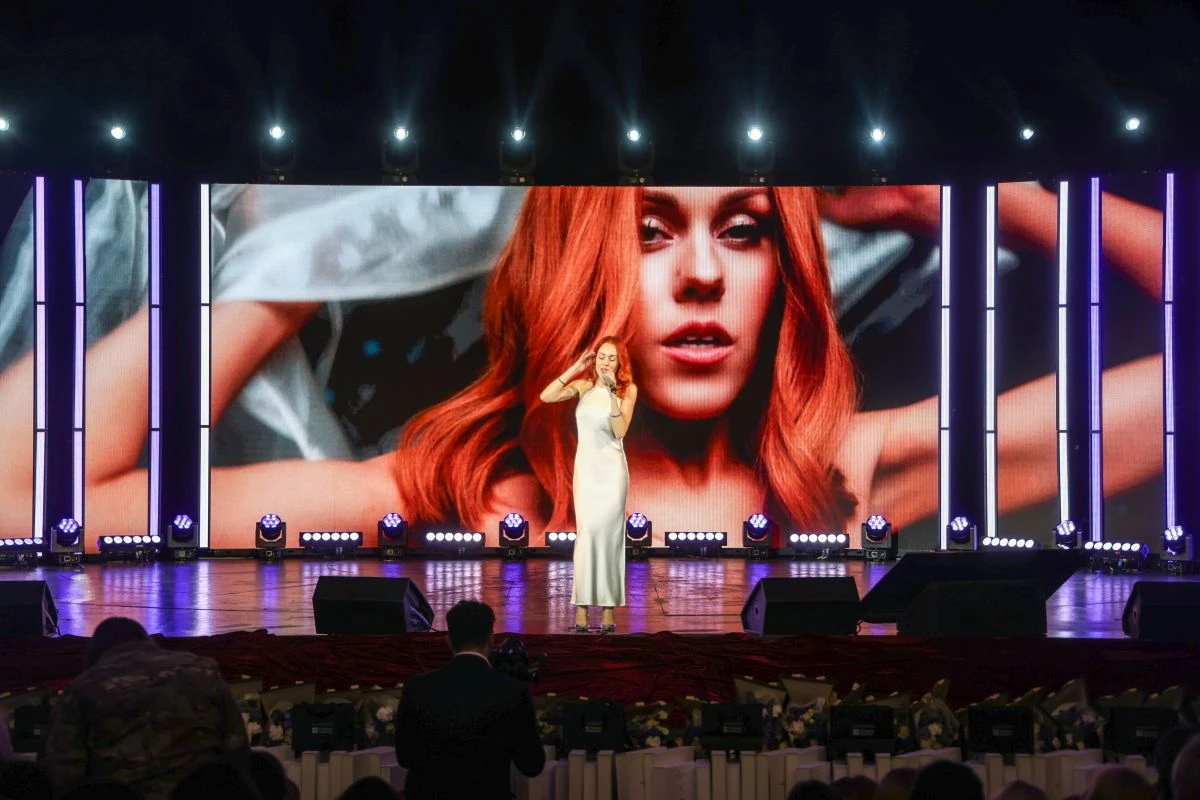 Олена Тополя в білій сукні