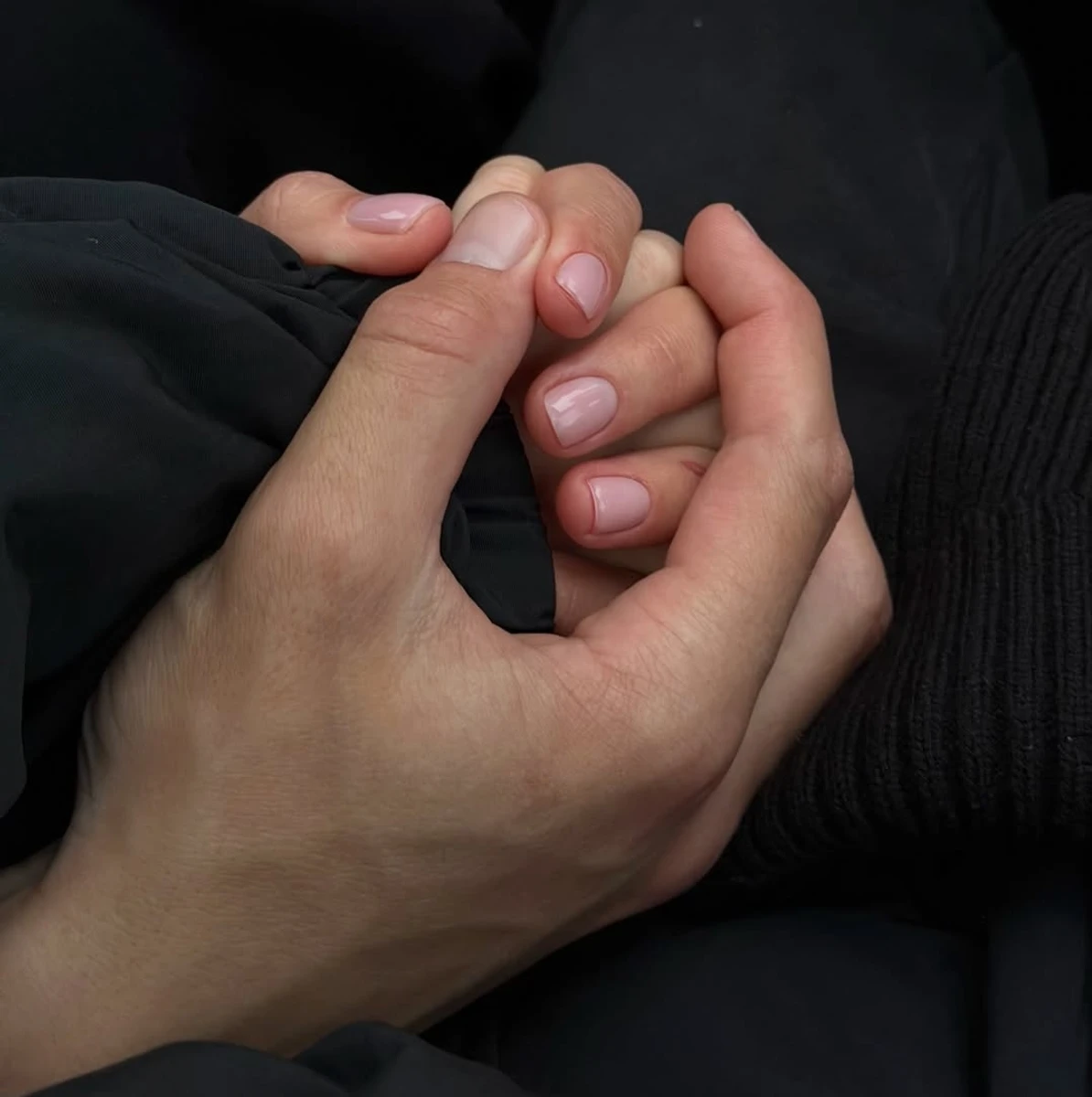 Дашина долонька в надійній руці її нареченого, Володимира Бражка