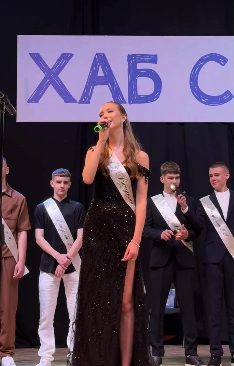 Дівчина заспівала і трималася дуже впевнено