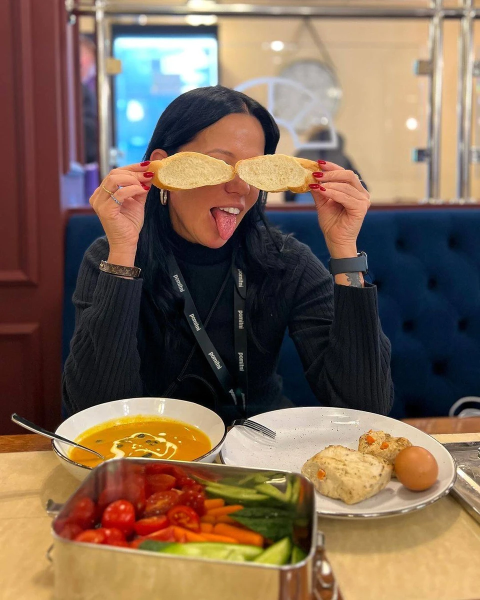 Це фото символізує прощання з хлібчиком?