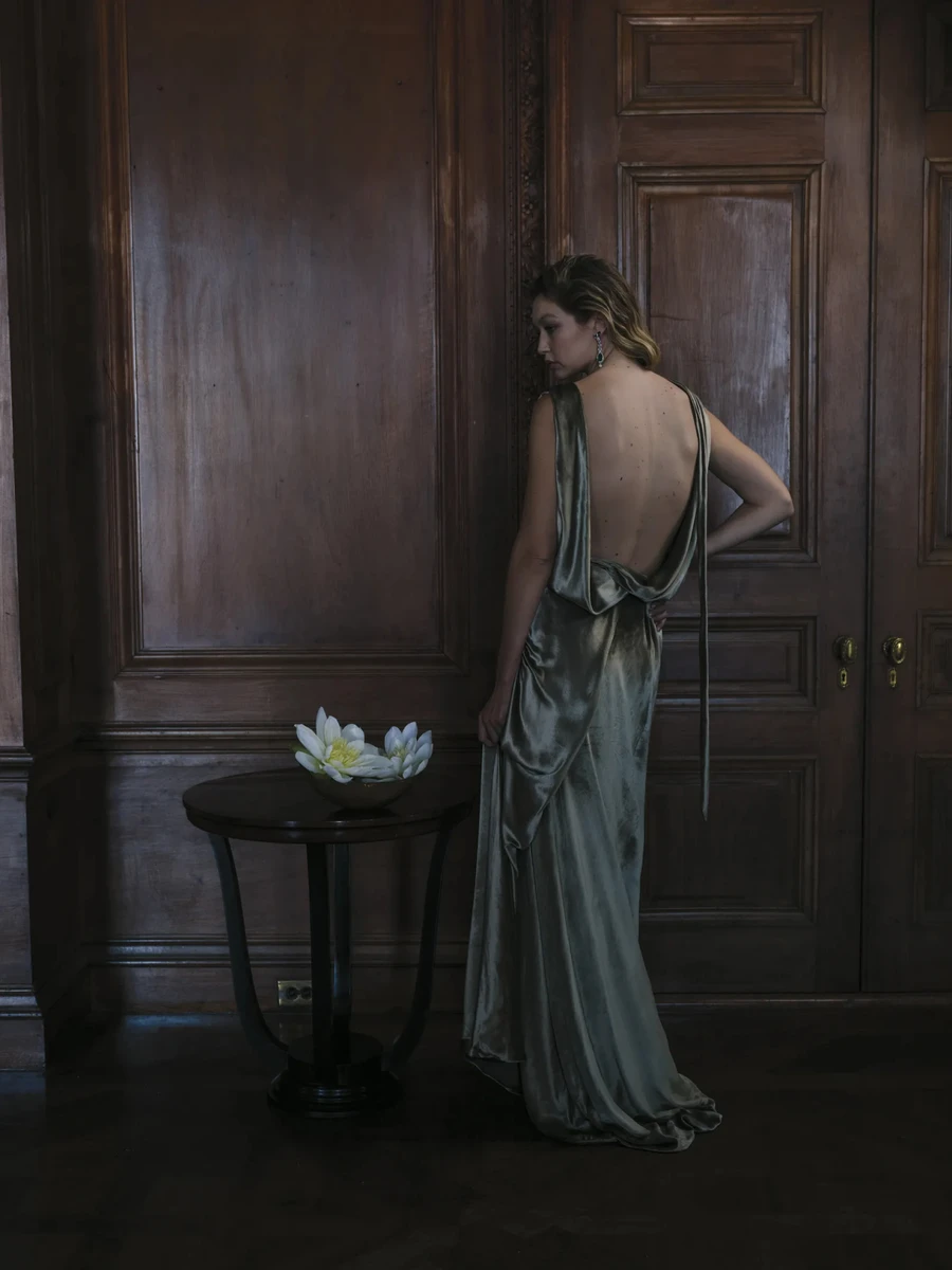 Джіджі Хадід з голою спиною знялася для глянцю