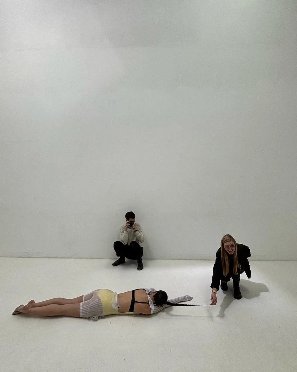 Дева Кассель в міні полежала на підлозі