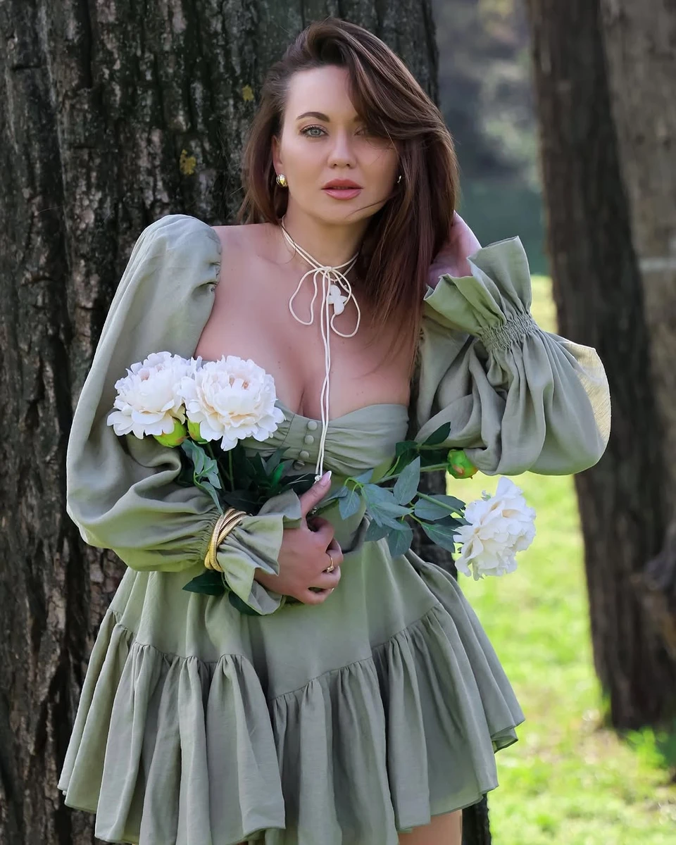 Анна Саліванчук у декольтованій сукні попозувала на траві