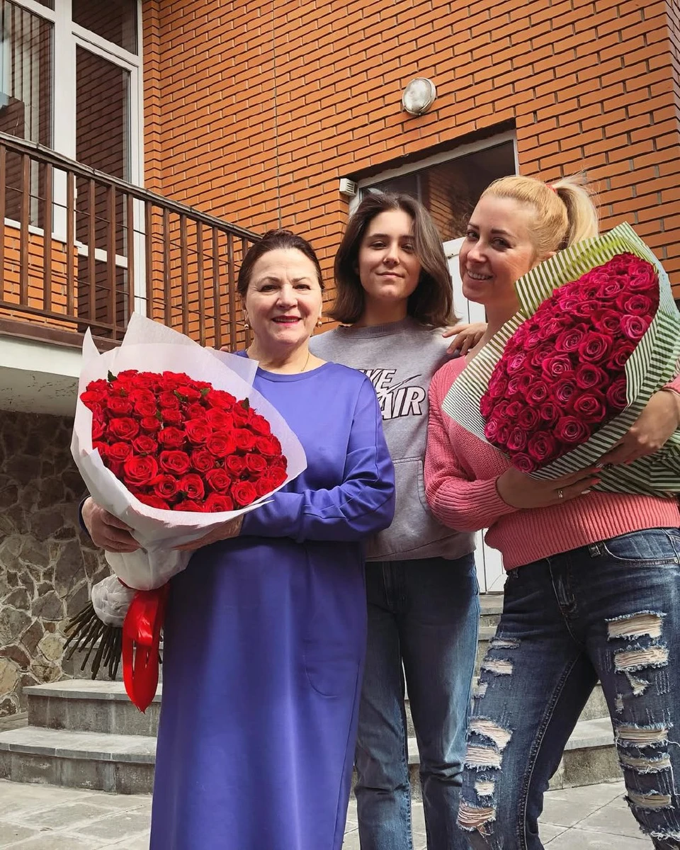 Тоня зі старшою донькою Уляною і мамою Ніною Матвієнко