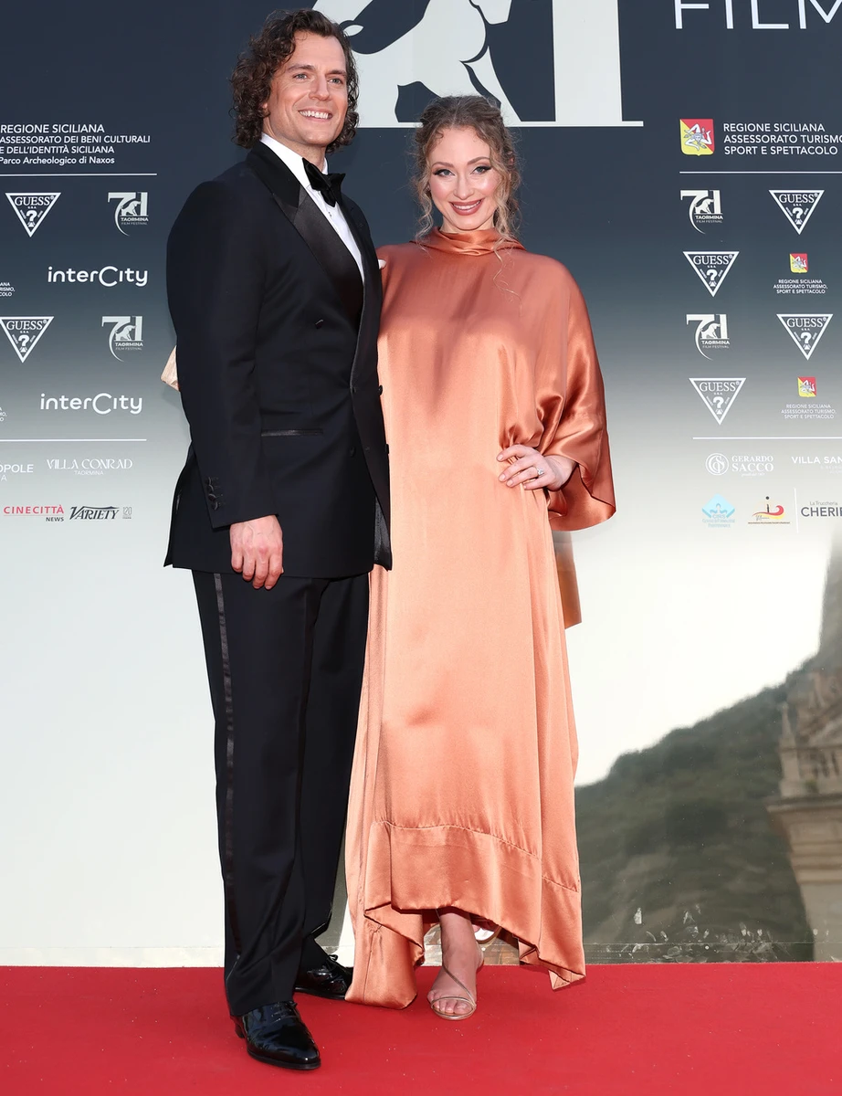 Генрі Кавілл у смокінгу попозував з ошатною коханою на хіднику