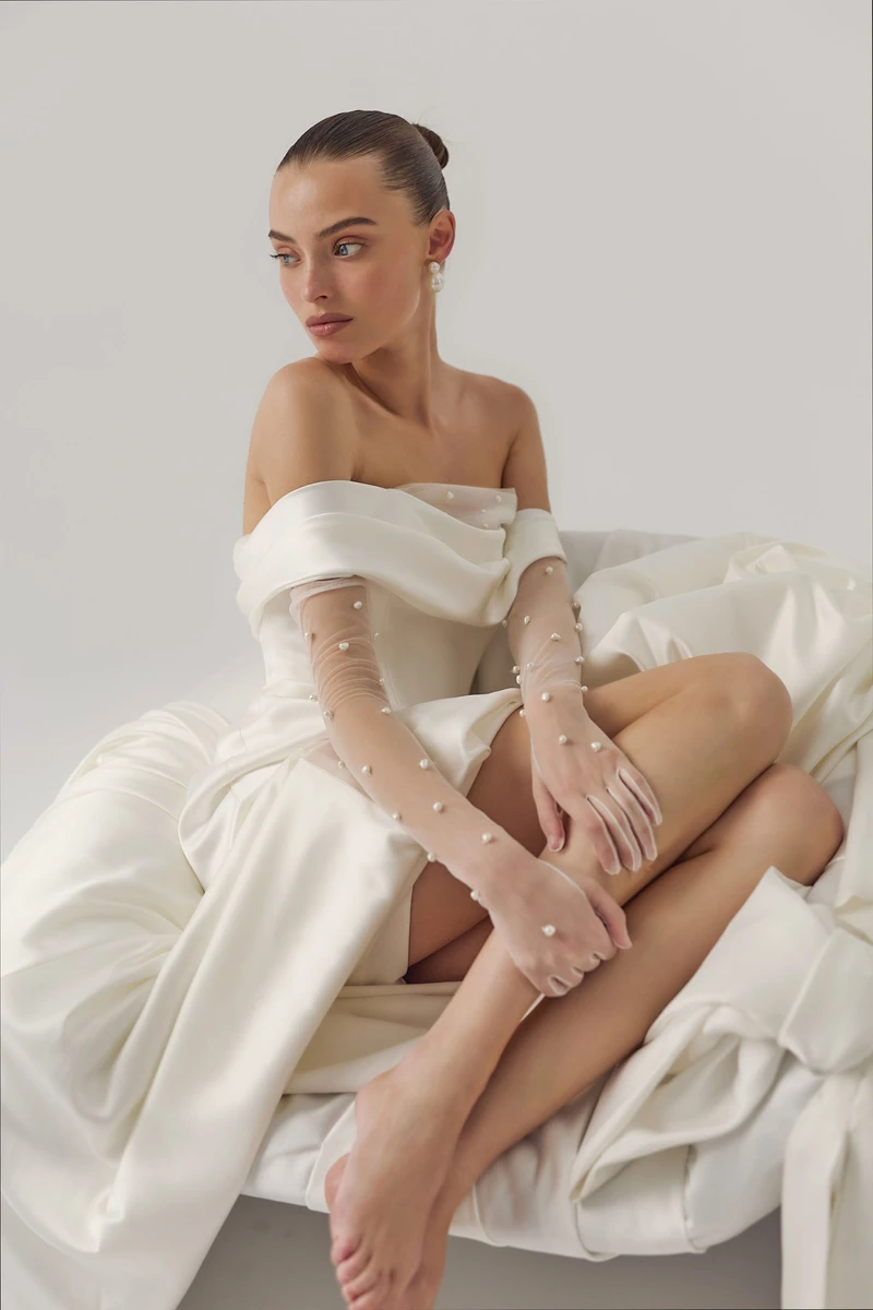 Весільна сукня з відкритими плечима