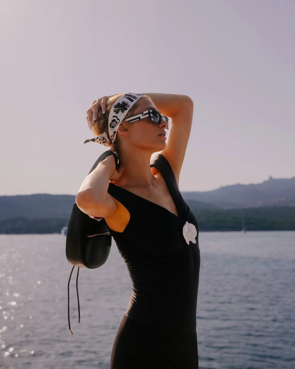 Періс Хілтон у спокусливому міні повигиналася на яхті