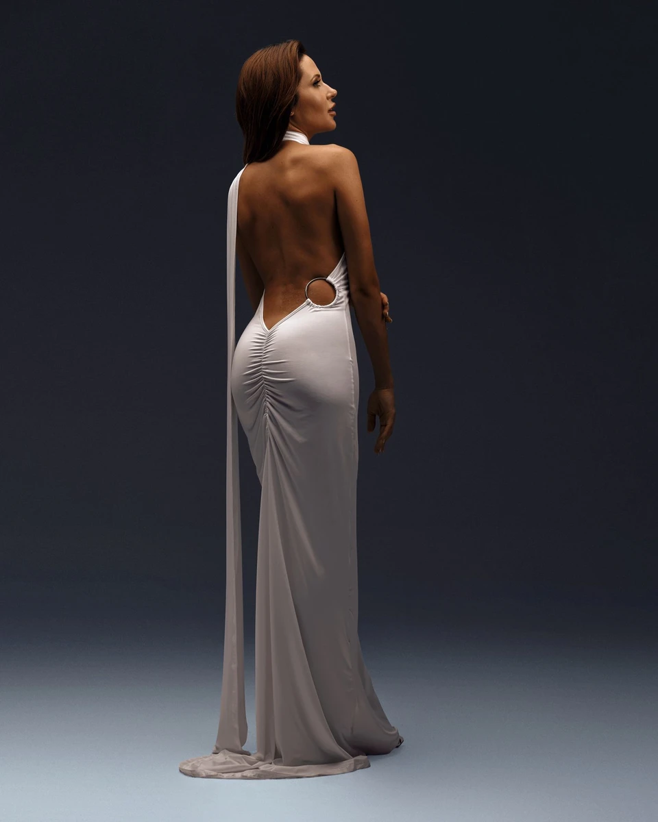 Фото акторки вийшли доволі скромними, як для чоловічого видання. Навіть деякі її відео в соцмережах більш відверті 