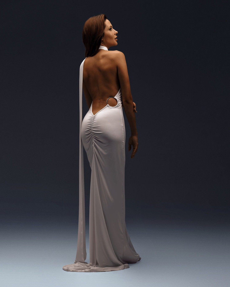 Фото акторки вийшли доволі скромними, як для чоловічого видання. Навіть деякі її відео в соцмережах більш відверті