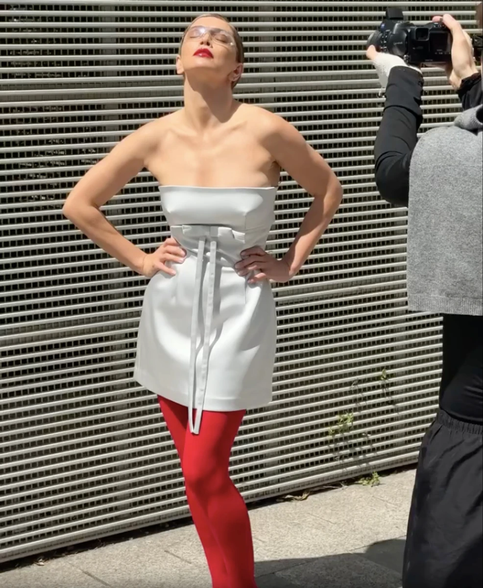 Віра Брежнєва посвітила стрункість у короткій сукні