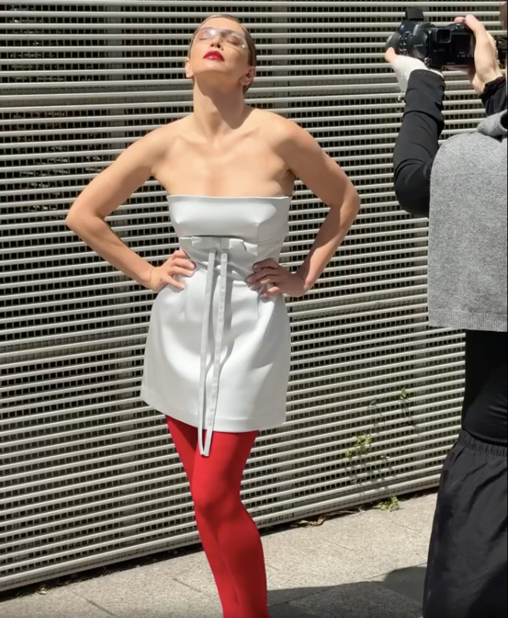 Віра Брежнєва посвітила стрункість у короткій сукні