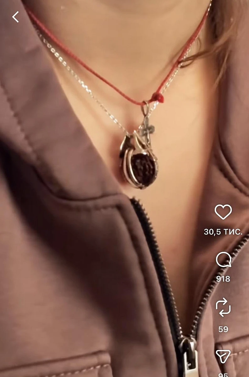 Тепер у дівчини є ось такий особливий кулон-талісман