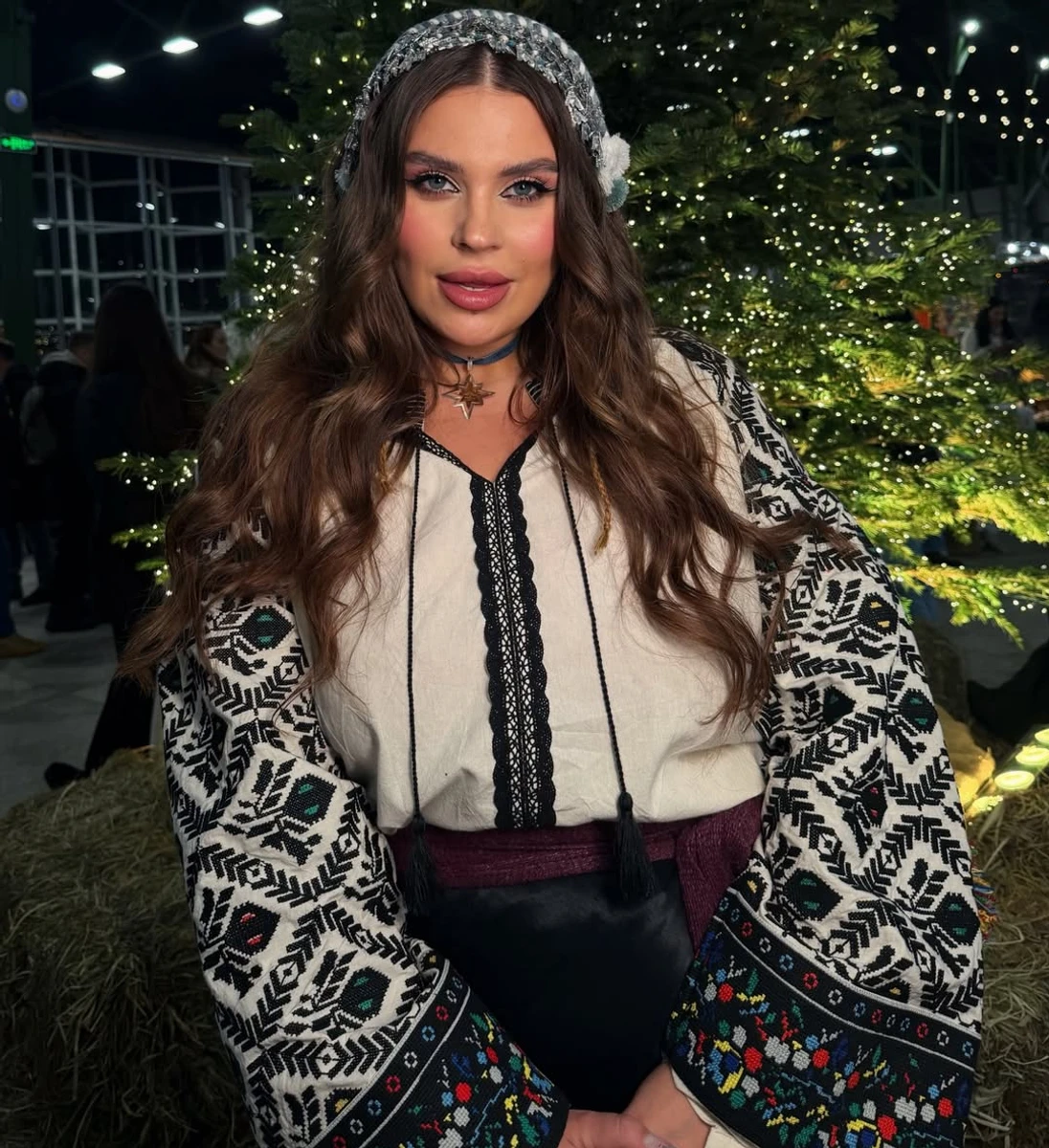 Олександра Заріцька у вишиванці та пов'язці попозувала на різдвяній вечірці