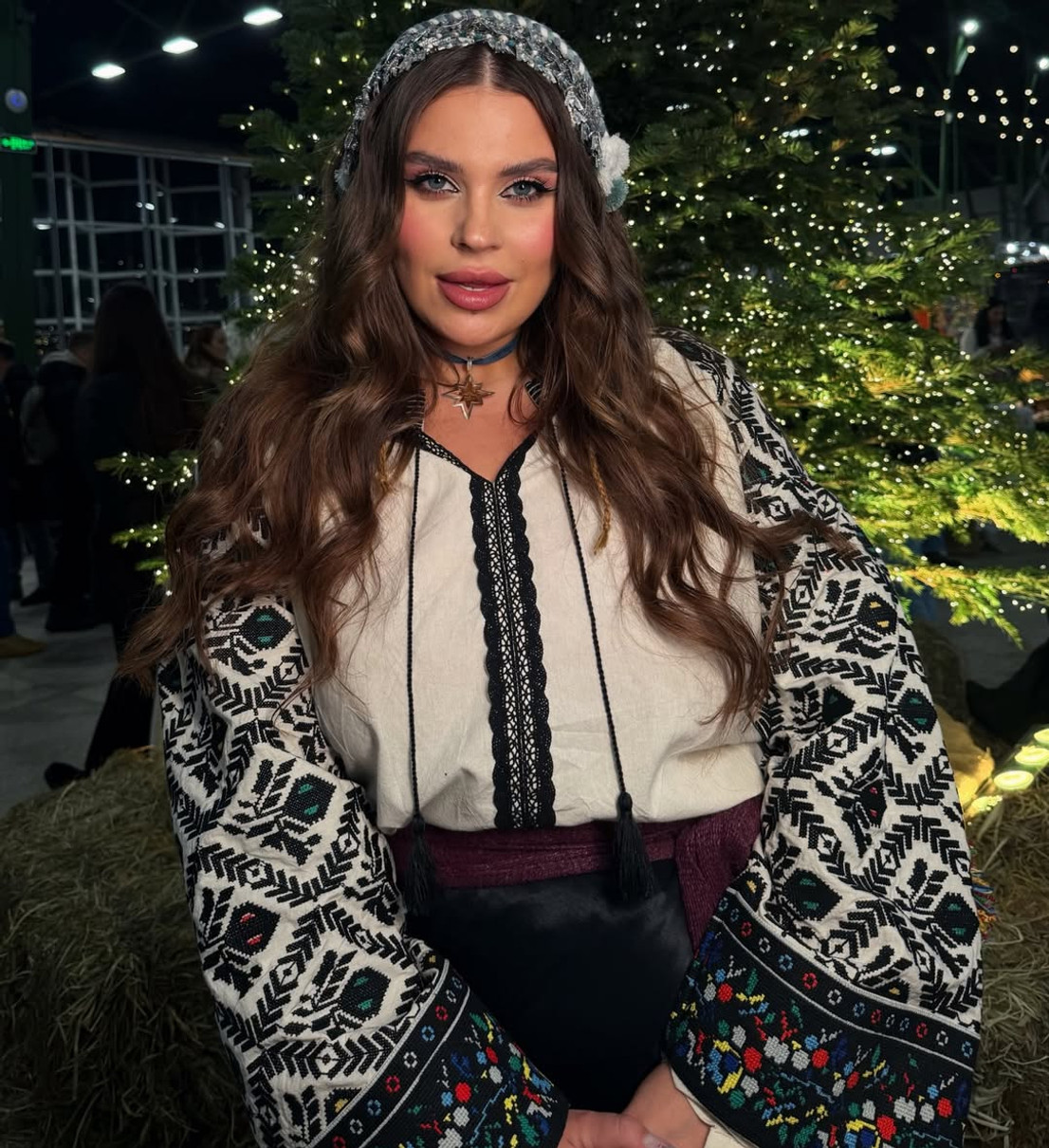Олександра Заріцька у вишиванці та пов'язці попозувала на різдвяній вечірці