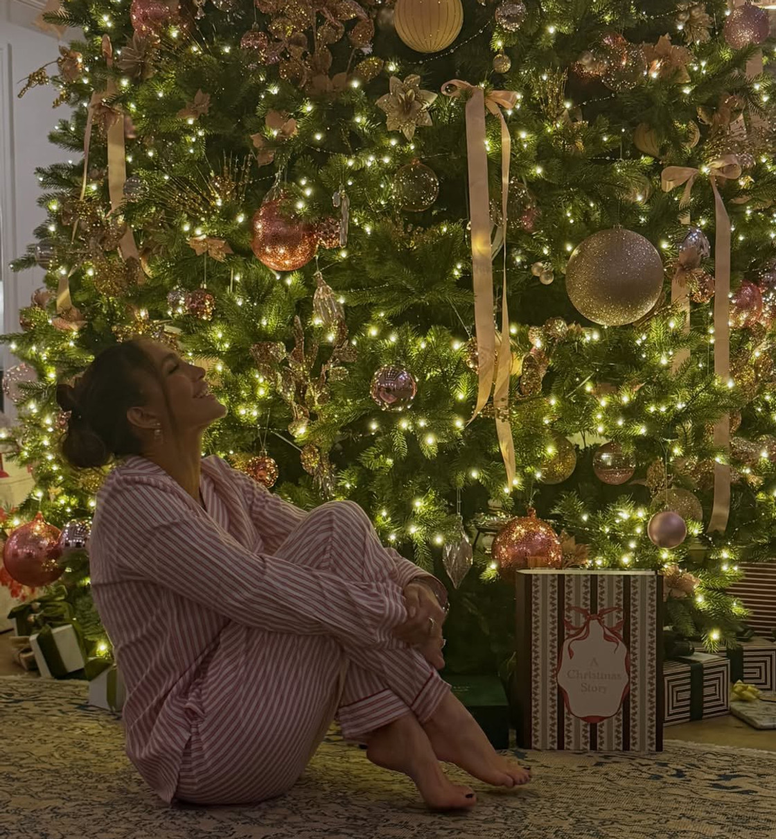 Дженніфер Лопес у піжамі посиділа біля ялинки на Святвечір