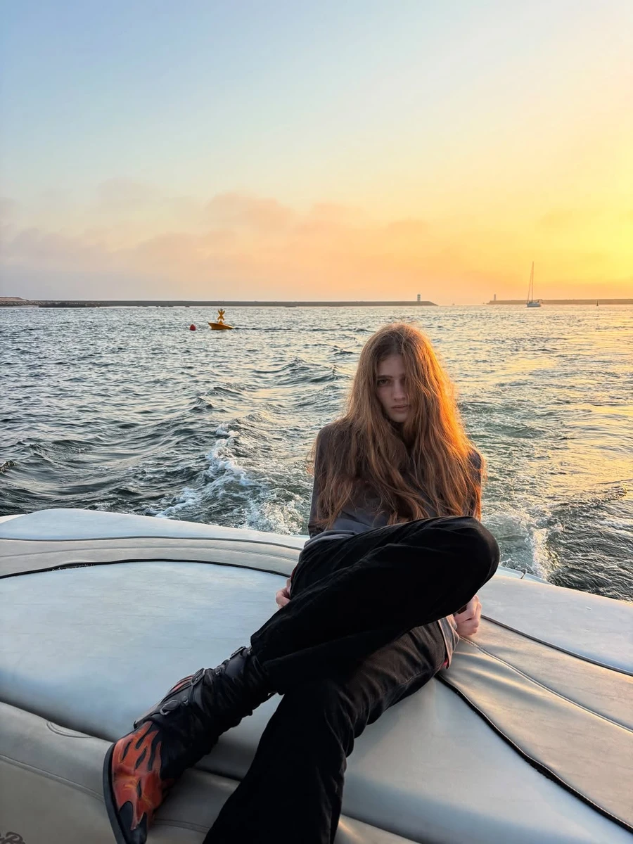 Юра Романюк позує на тлі моря