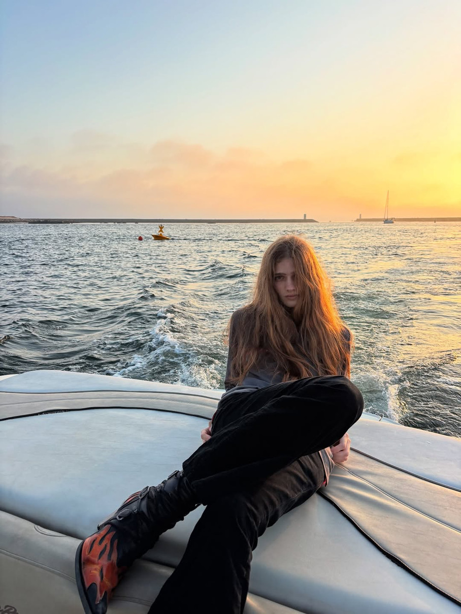 Юра Романюк позує на тлі моря