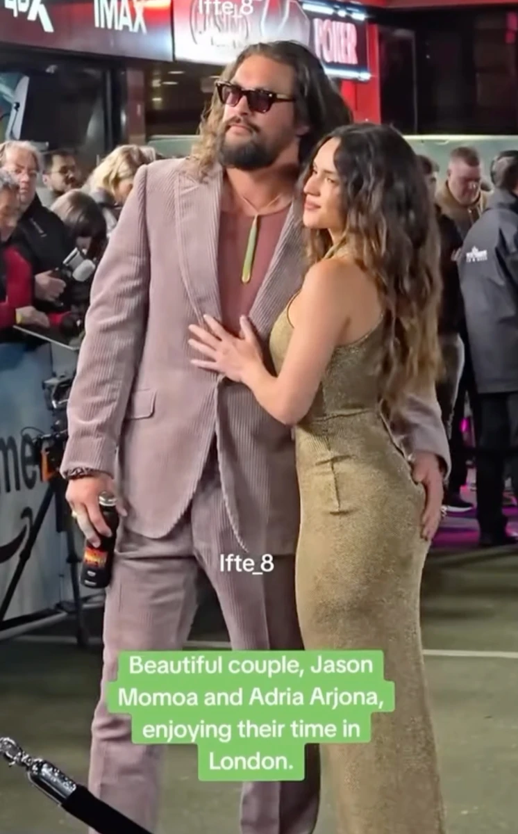 Джейсон Момоа пристрасно обійняв свою дівчину на хіднику