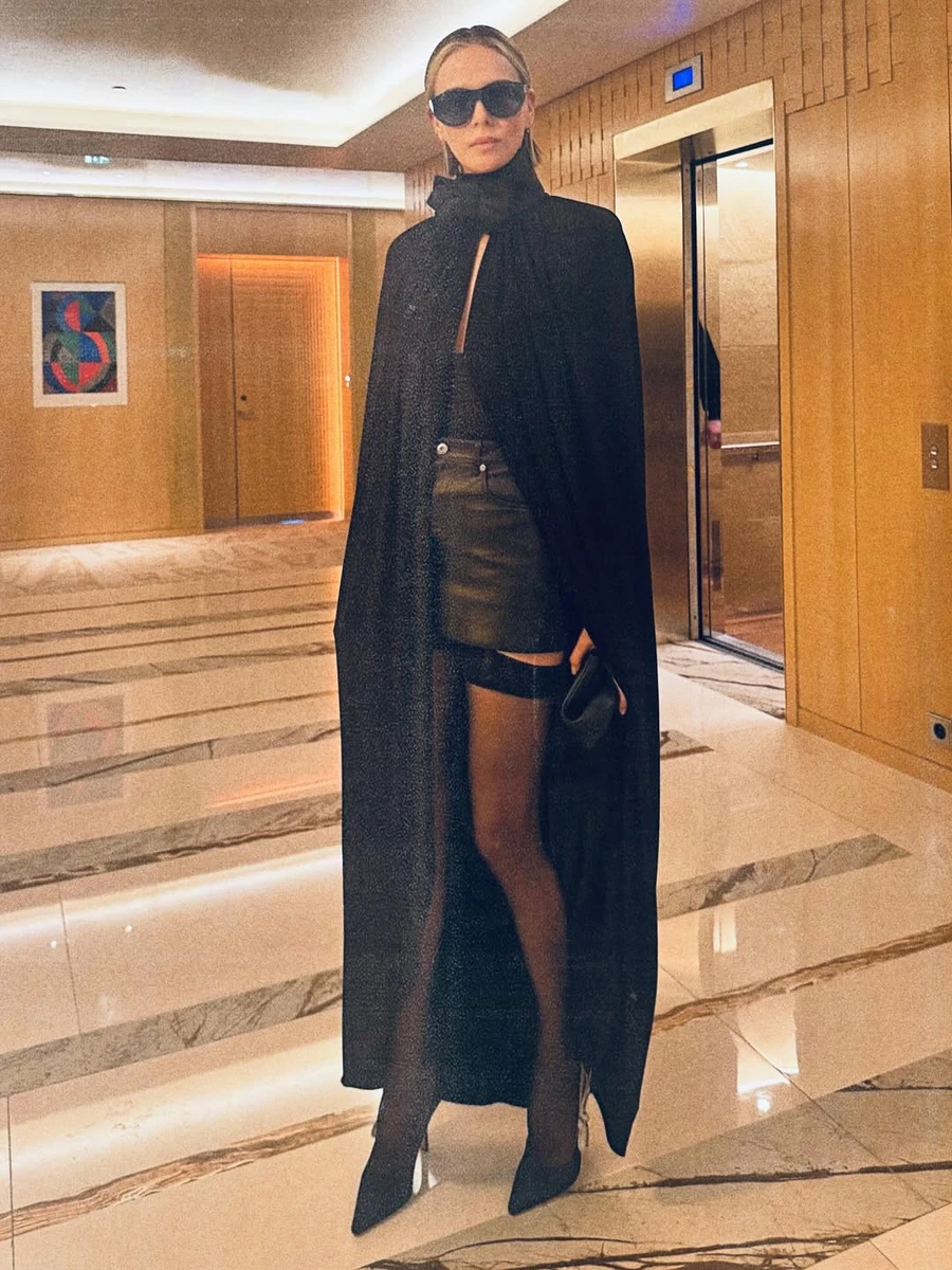 Шарліз Терон у міні та з панчохами посвітила стрункими ногами на показі