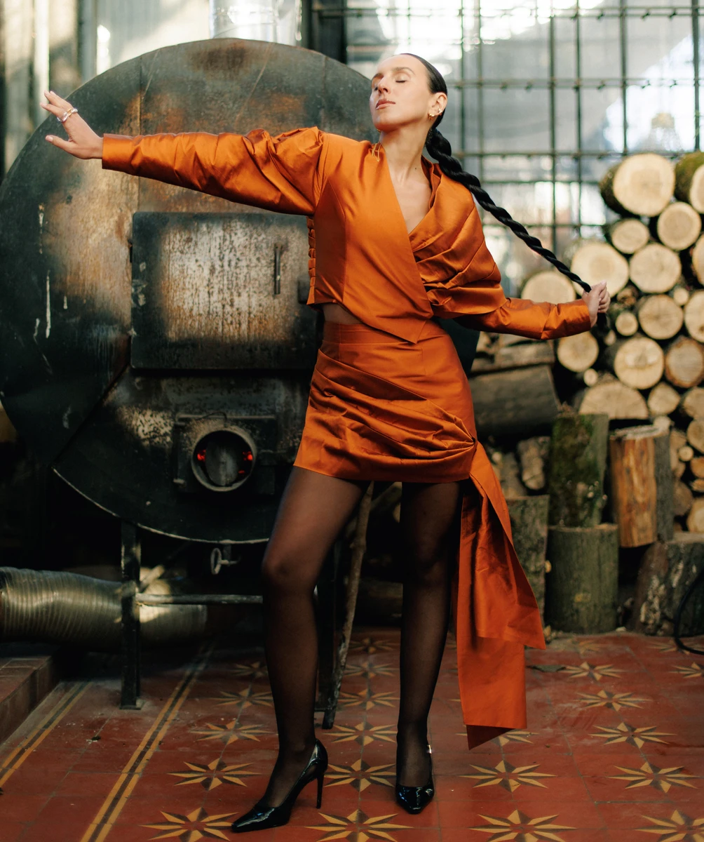 Джамала у короткій спідниці цікавого кольору похвалилася стрункістю в кліпі