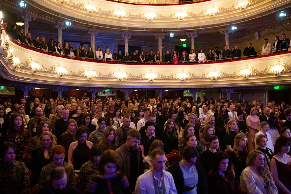 Весь зал стоячи вшанував полеглих захисниць і захисників хвилиною мовчання 