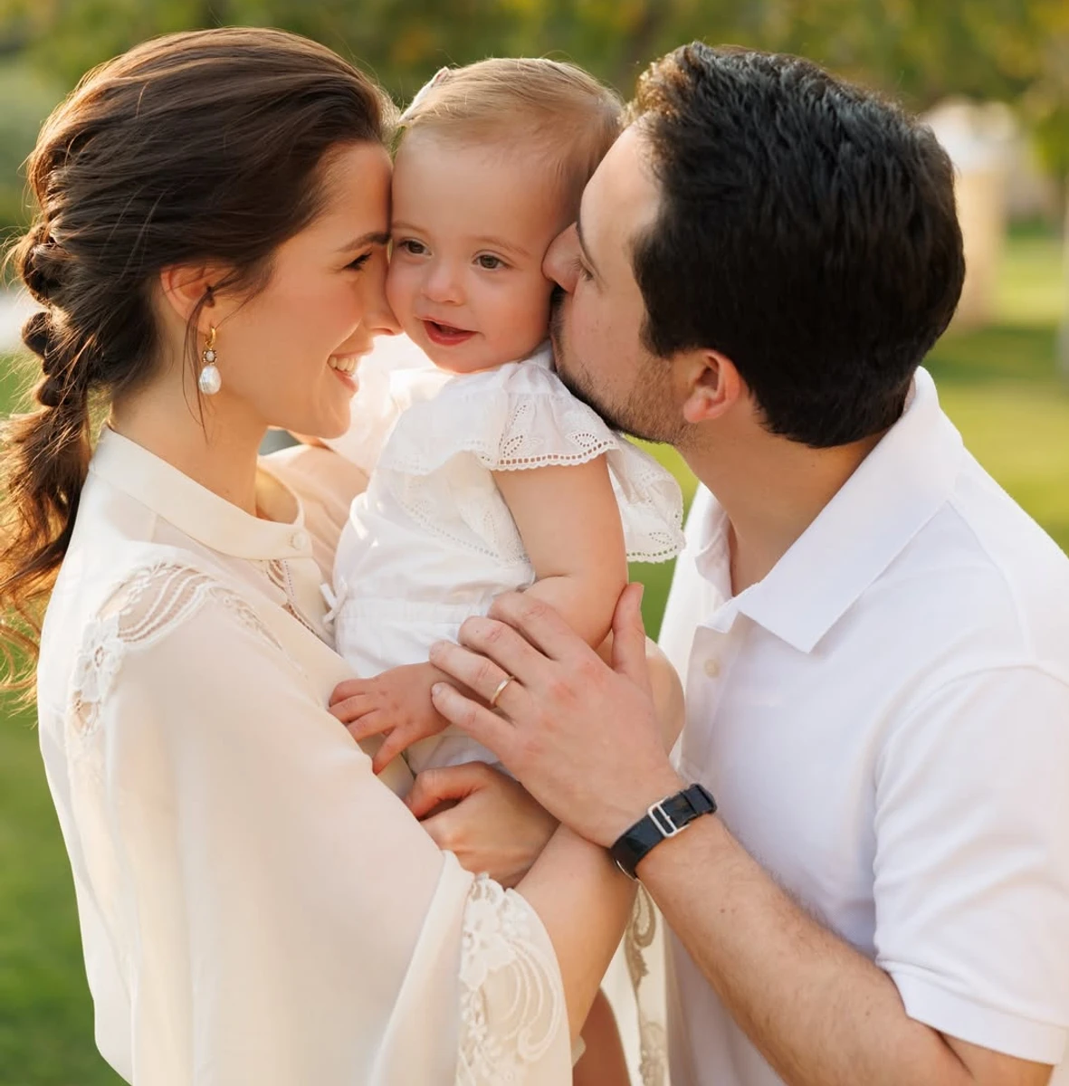 Син королеви Ранії показав ніжне фото з дружиною і дочкою