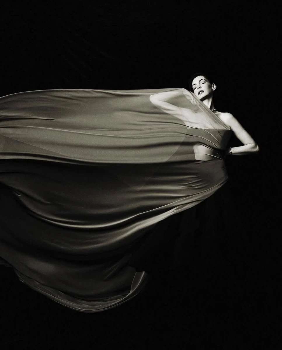 Енн Хетевей з вуаллю попозувала для журналу