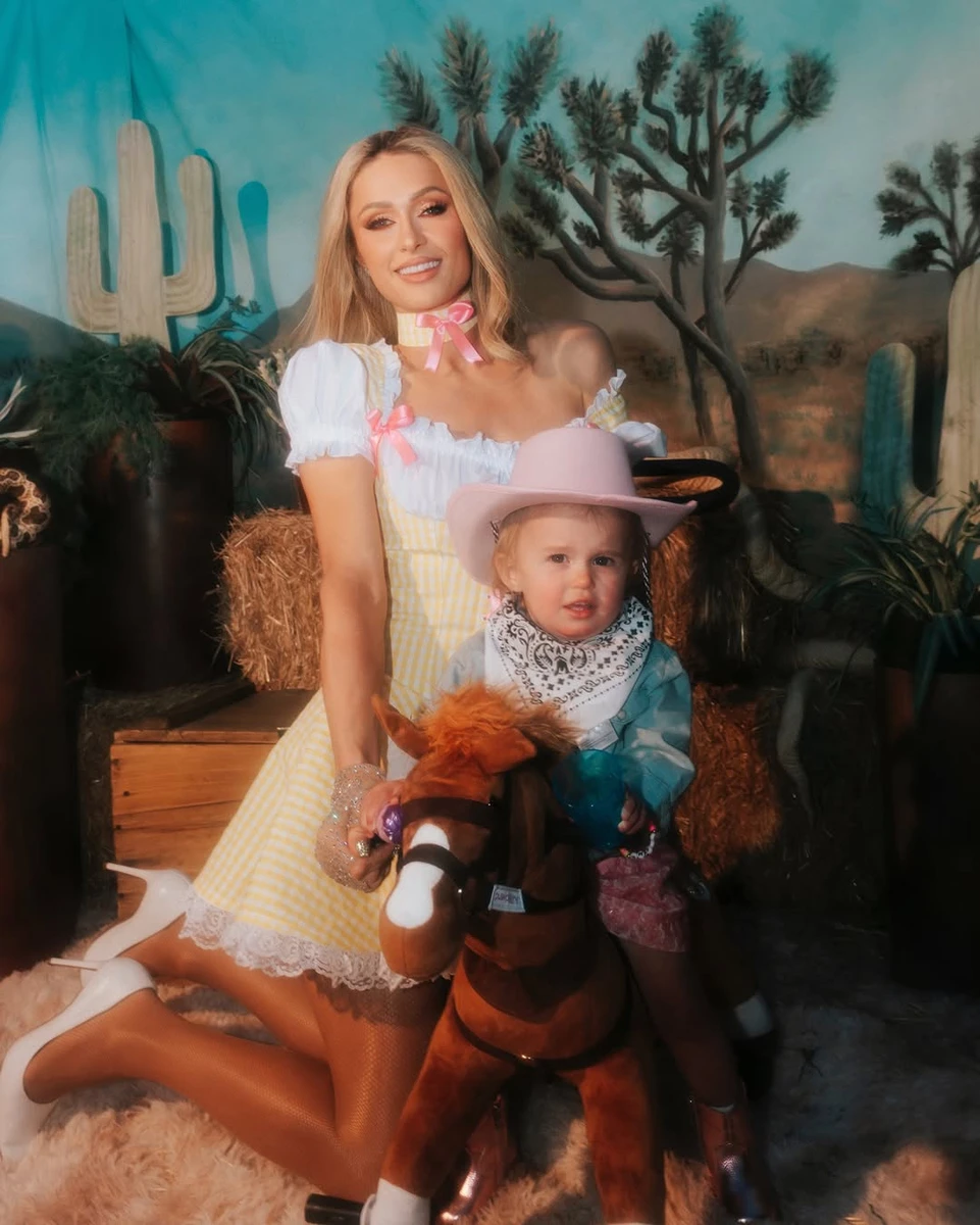 Періс Хілтон із сином попозувала в стилі вестерну