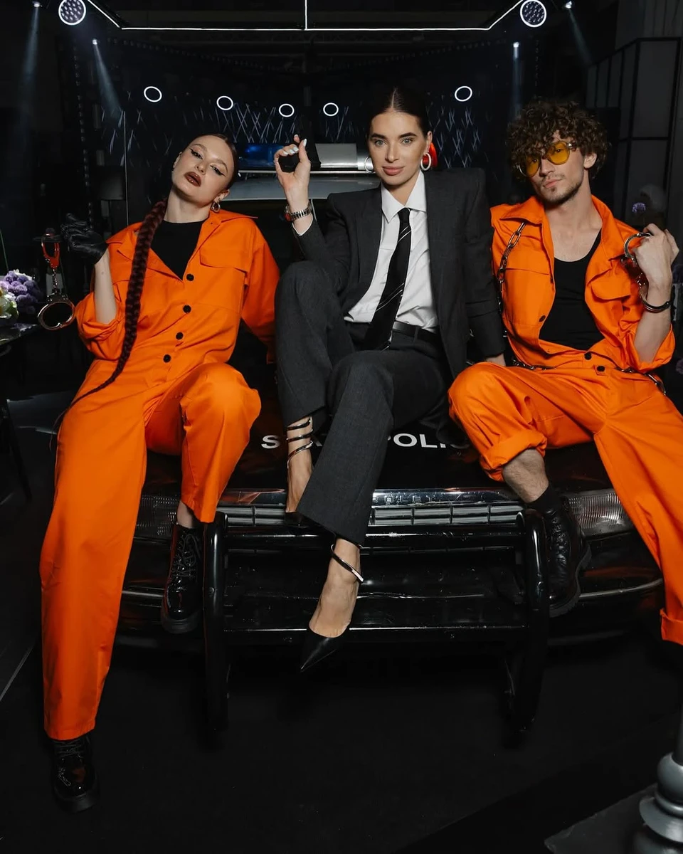 Дружина Усика разом з акторами посиділа на автомобілі