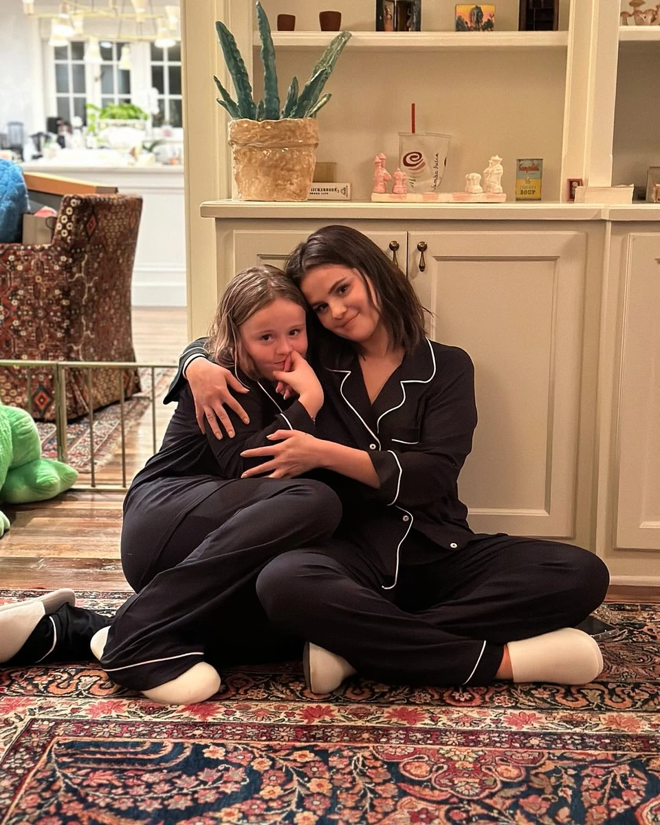 Селена Гомес показалася в обіймах молодшої сестри